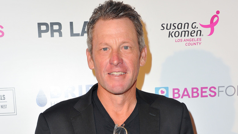 Lance Armstrong cheveux gris courts souriant