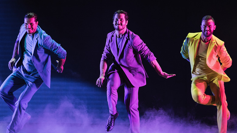 Gleb Savchenko dansant avec Val Chmerkovskiy et Artem Chigvintsev