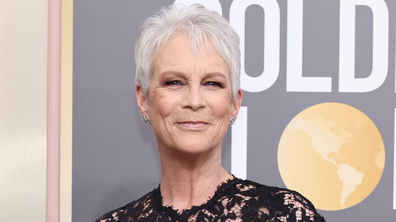 Jamie Lee Curtis souriant aux Golden Globes 2023