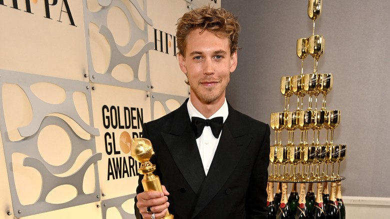 Austin Butler est photographié avec son Golden Globe Award