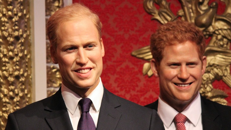 Le prince William et le prince Harry en costume