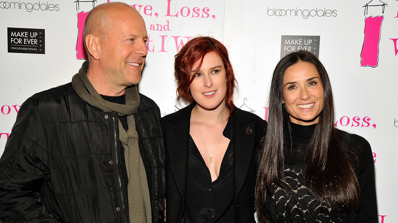 Bruce Willis, Rumer Willis et Demi Moore souriant