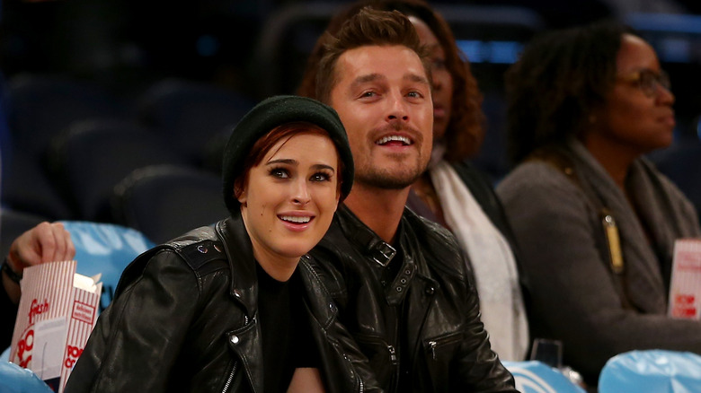 Rumer Willis assis à côté de Chris Soules