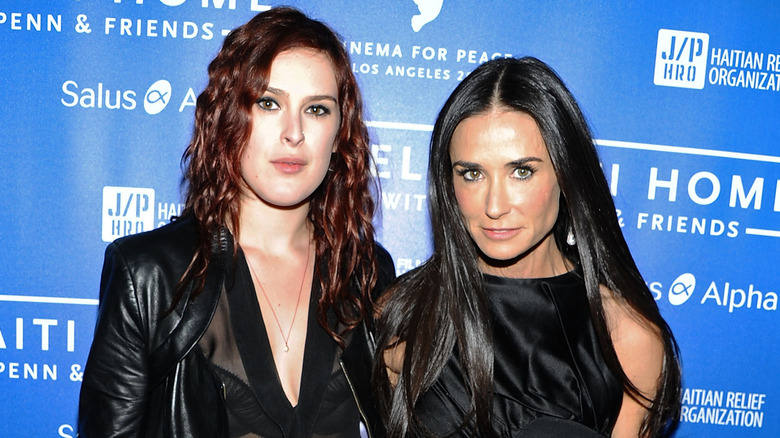 Rumer Willis et Demi Moore avec des expressions sérieuses