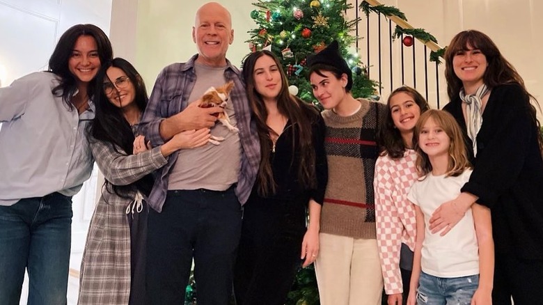 Bruce Willis pose avec sa famille et son ex Demi Moore