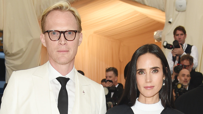 Jennifer Connelly et Paul Bettany posant