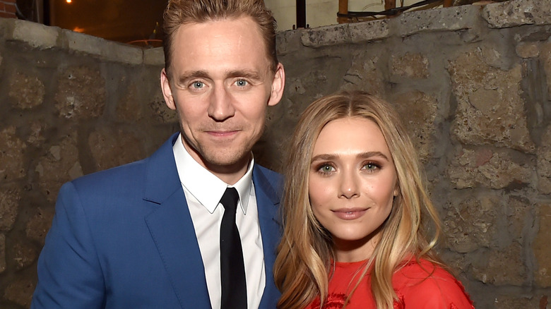 Elizabeth Olsen et Tom Hiddleston souriant