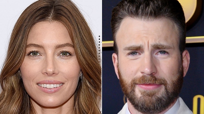 Jessica Biel et Chris Evans souriant