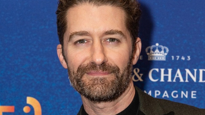 Libre de Matthew Morrison barbe fond bleu