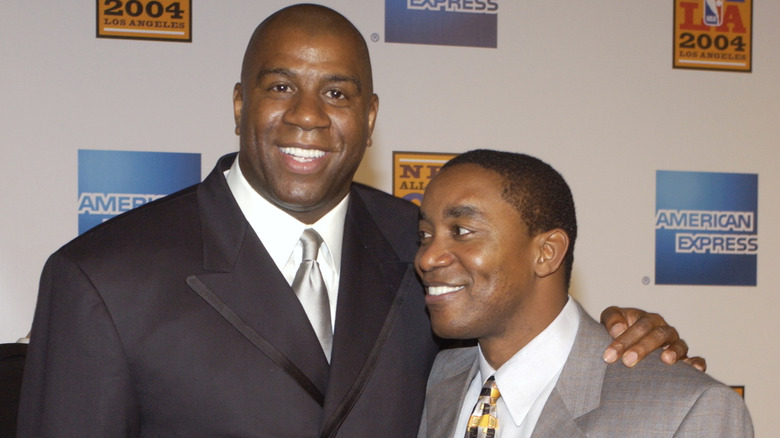 Magic Johnson et Isiah Thomas s'embrassent