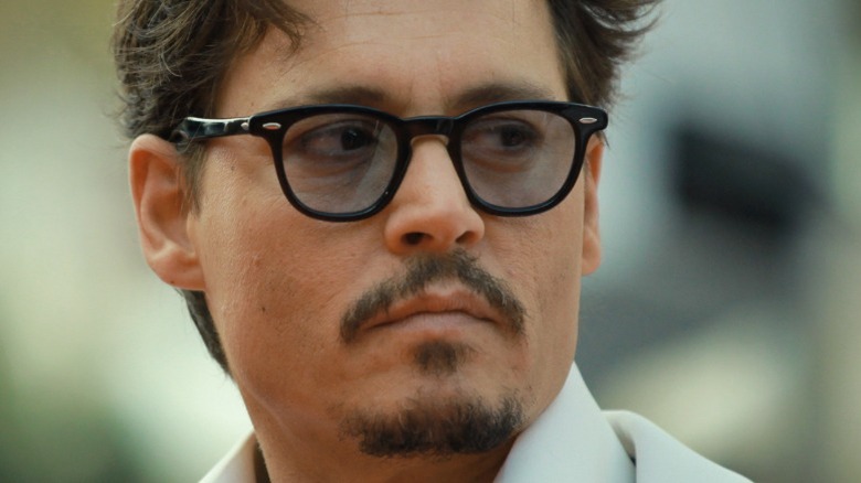 Johnny Depp porte des lunettes