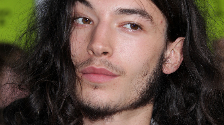 Les cheveux longs d'Ezra Miller