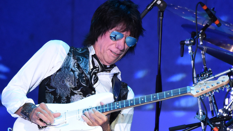 Jeff Beck joue de la guitare