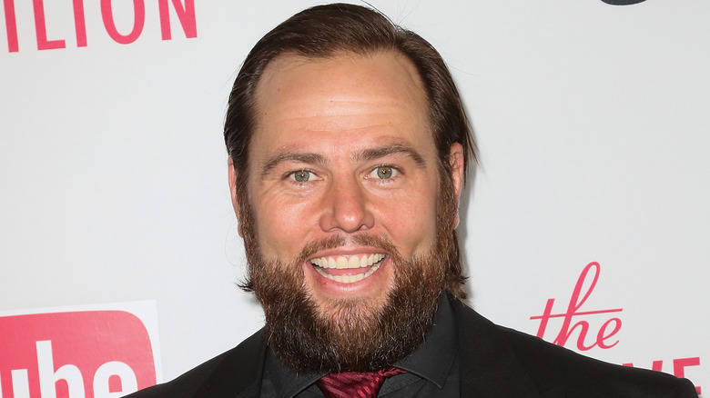 Shay Carl souriant