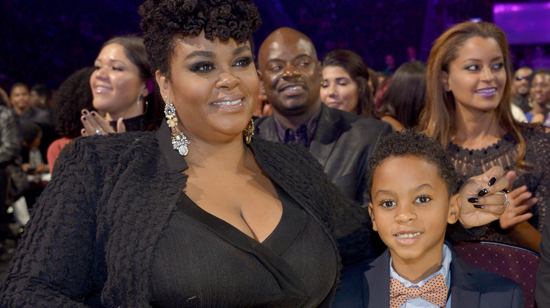 Jill Scott avec son fils Jett, souriant