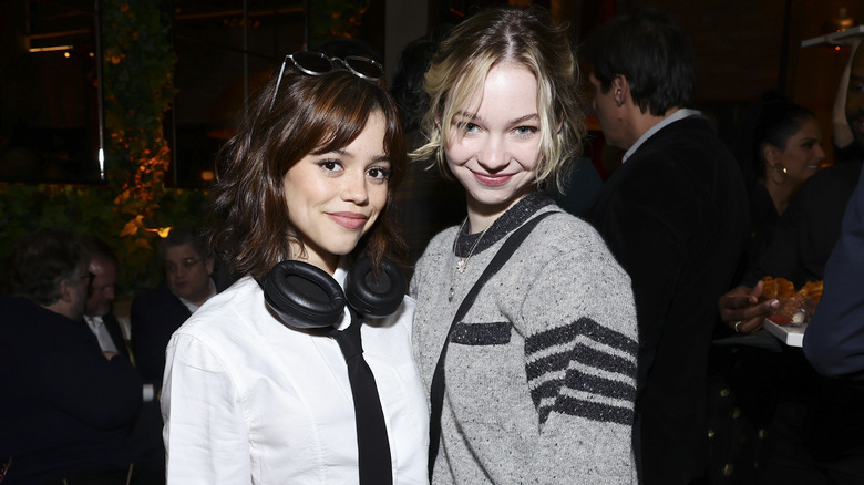 Emma Myers posant avec Jenna Ortega