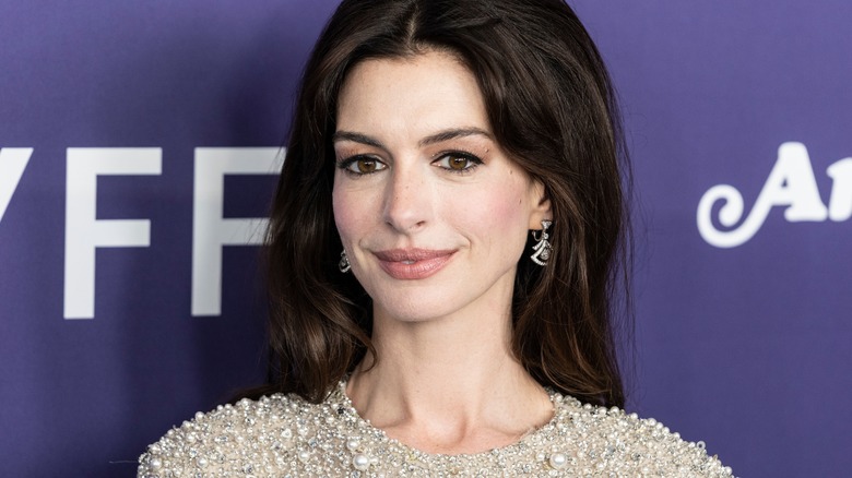 Anne Hathaway souriante lors d'un événement 