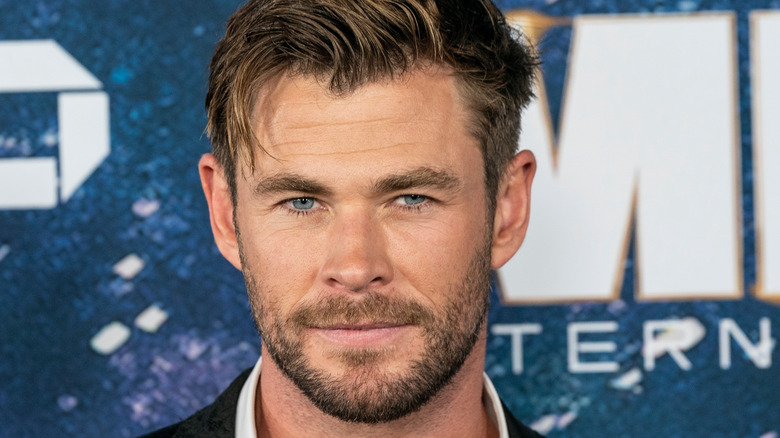 Chris Hemsworth souriant lors d'un événement 