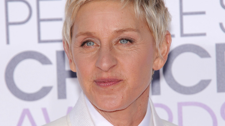 Ellen DeGeneres souriant lors d'un événement 