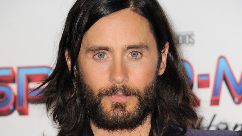 Jared Leto souriant à la première d'un film