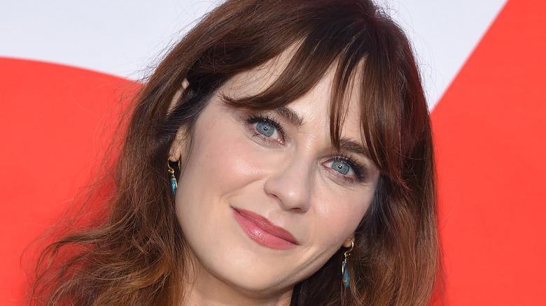 Zooey Deschanel souriant à un événement 