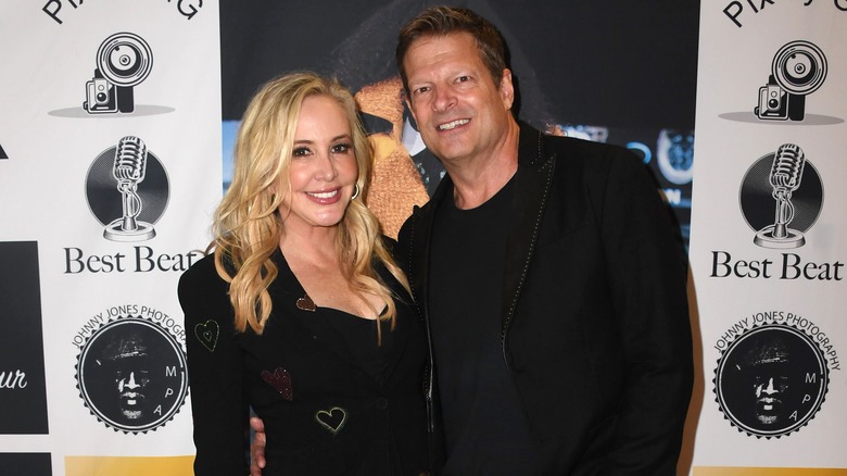 Shannon Beador et John Janssen posent sur un tapis rouge