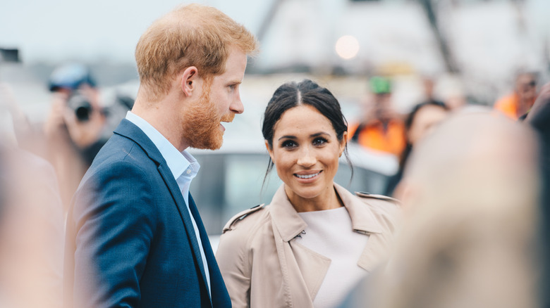 Meghan Markle souriante avec le prince Harry