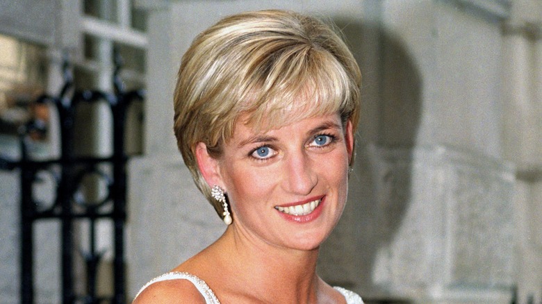 Princesse Diana en boucles d'oreilles en perles 