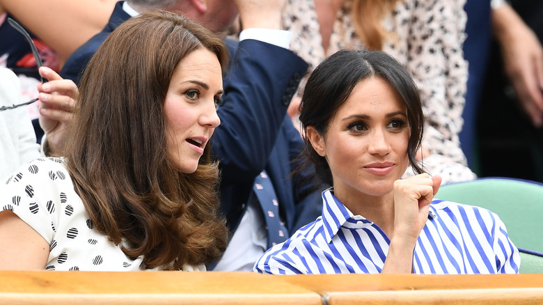 Kate Middleton parle à Meghan Markle 