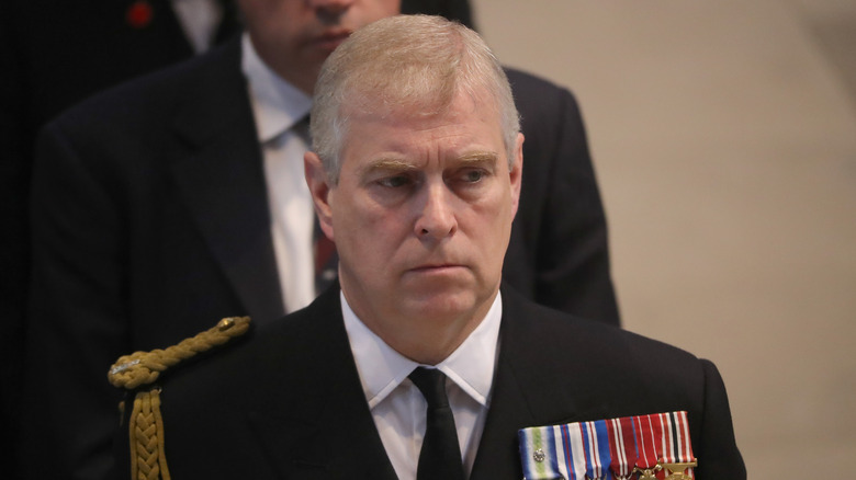 Le prince Andrew fronce les sourcils 