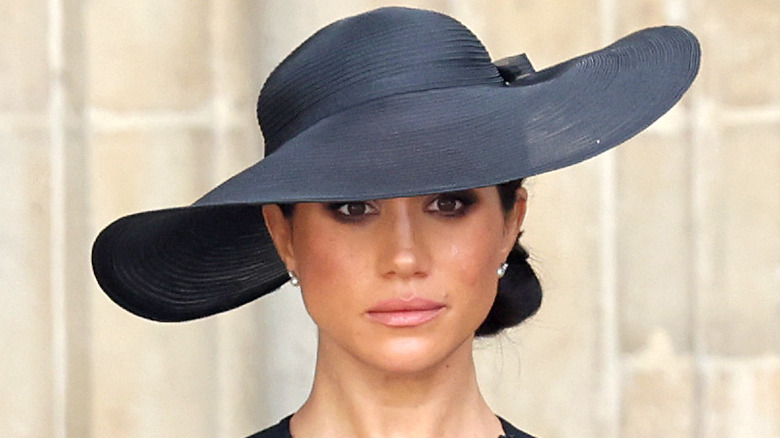 Meghan Markle en chapeau noir 