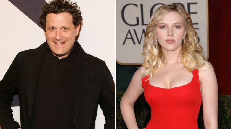 Isaac Mizrahi souriant, Scarlett Johansson posant