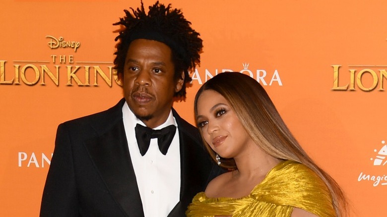 Jay-Z souriant avec Beyoncé