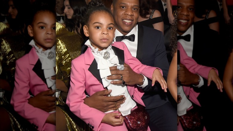 Jay-Z posant avec Blue Ivy