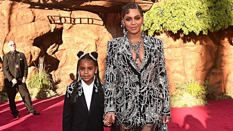 Blue Ivy posant avec Beyoncé