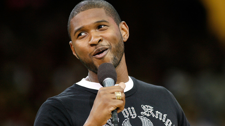 Usher chantant au match de la NBA