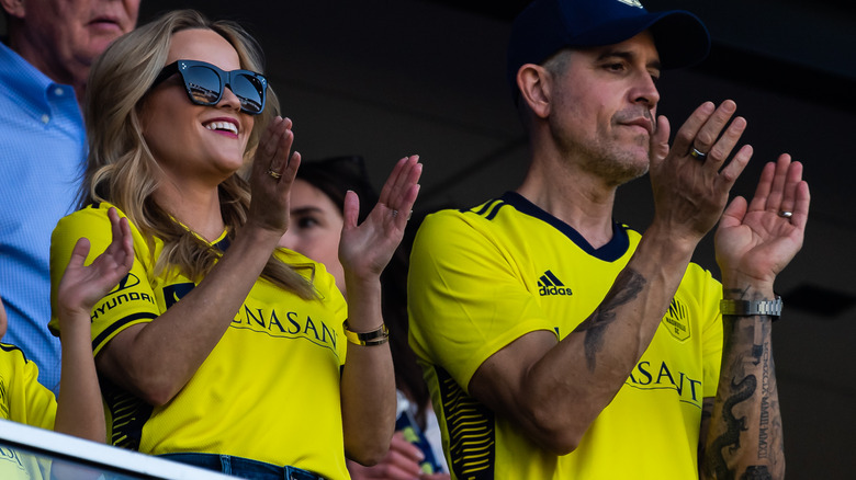 Reese Witherspoon et son mari applaudissent