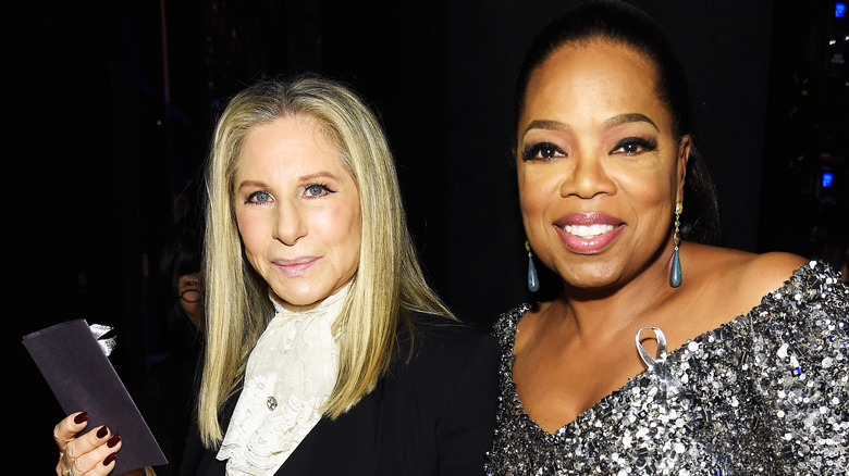 Barbra Streisand et Oprah Winfrey souriantes