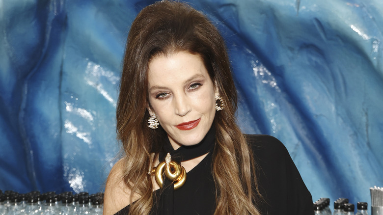 Lisa Marie Presley posant