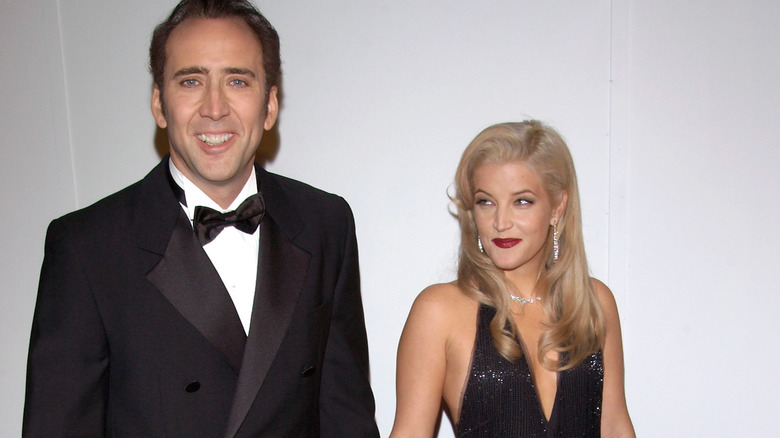 Nicolas Cage et Lisa Marie Presley se tiennent la main