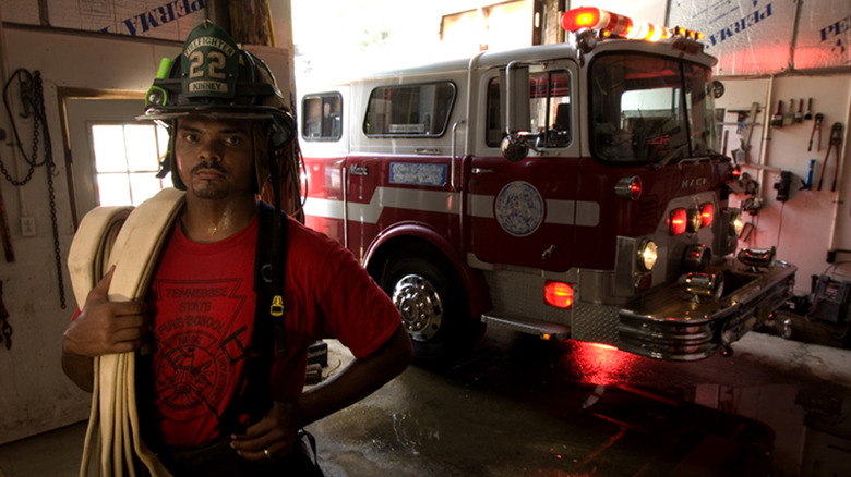 Erron Kinney avec un camion de pompiers