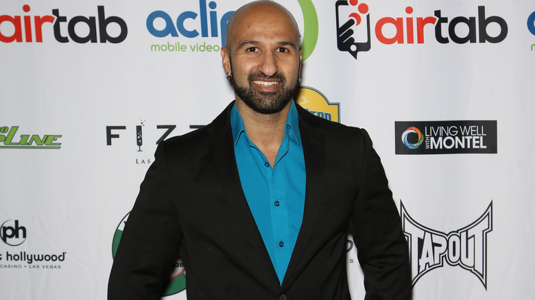 Shawn Daivari souriant à l'événement