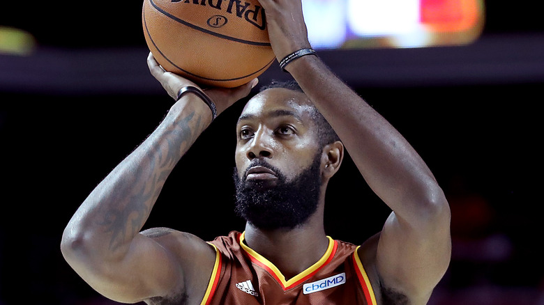 CJ Leslie joue au basket