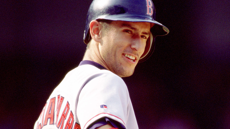 Nomar Garciaparra joue au baseball