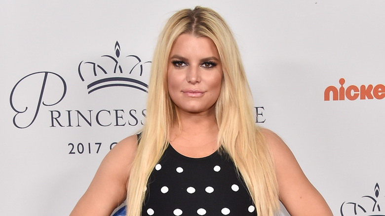 Jessica Simpson maquillée pour les yeux noirs 