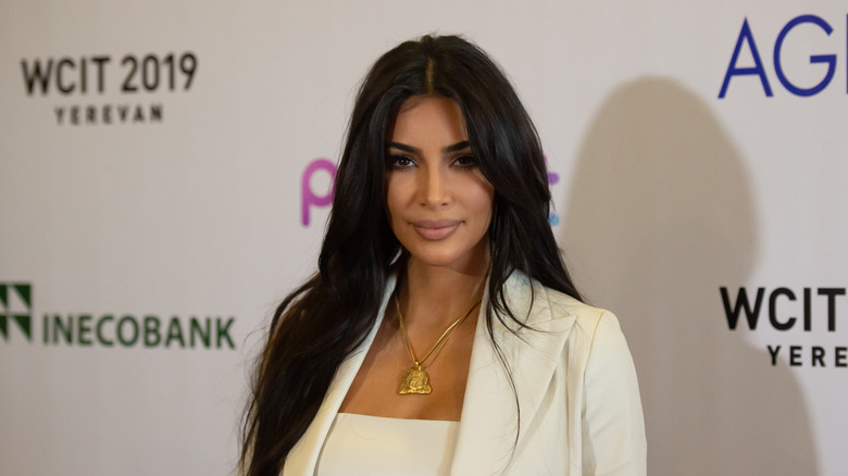 Kim Kardashian en blazer blanc