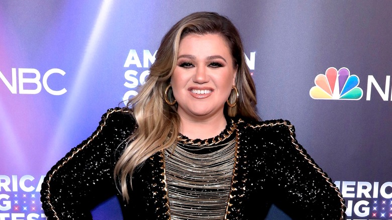 Kelly Clarkson porte une robe noire et dorée