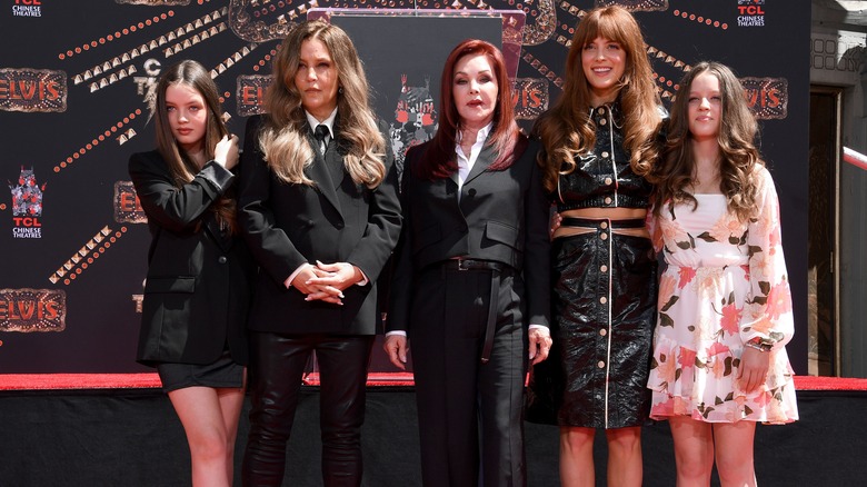 Lisa Marie Presley posant avec sa mère et ses filles