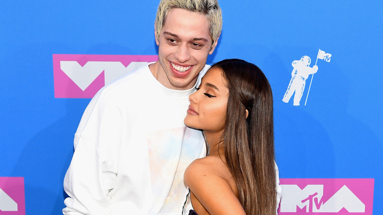 Pete Davidson et Ariana Grande discutent