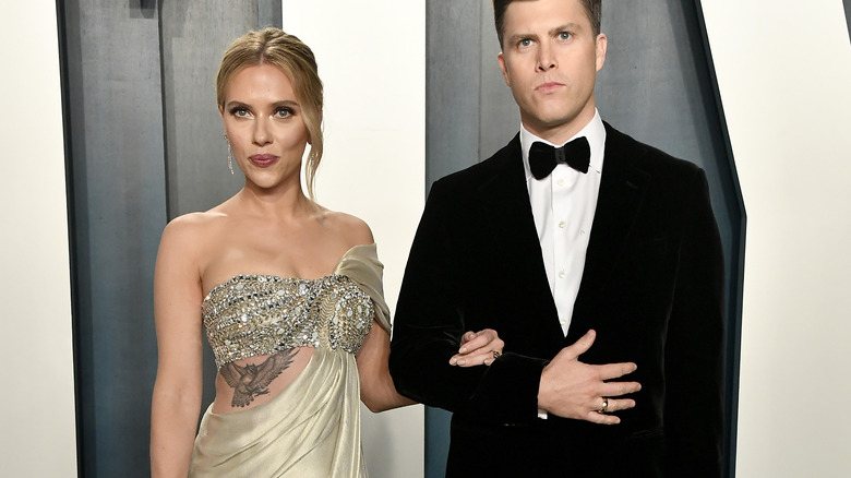 Colin Jost et Scarlet Johansson lors d'un événement